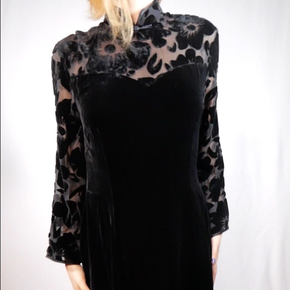 Cheongsam Black Velvet Dress
Sheer and Floral Collar and Sleeves
Circa 1990s - Picture 2 of 15